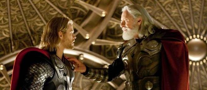 Chris Hemsworth est Thor, un guerrier envoye sur terre par son pere Odin, joue par Anthony Hopkins. 