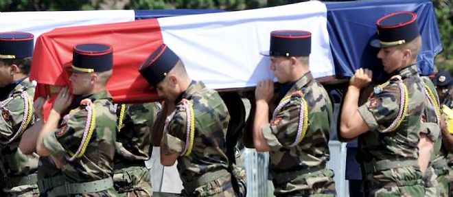 La communaute militaire devrait etre particulierement sensible a la decision de la ville de Paris d'eriger un monument aux soldats morts en operations exterieures.