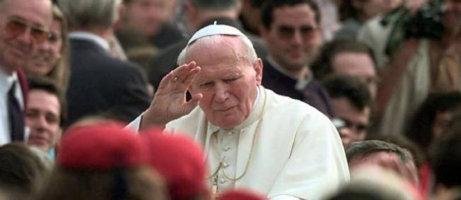 Jean-Paul II, ici en 1997 place Saint-Pierre, sera beatifie le 1er mai.