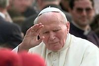 Jean-Paul II, ici en 1997 place Saint-Pierre, sera béatifié le 1er mai. ©Gérard Julien