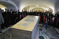 Dimanche, le cercueil sera place, ferme, devant le maitre-autel de la basilique qui est surmonte de l'imposant baldaquin du Bernin. 