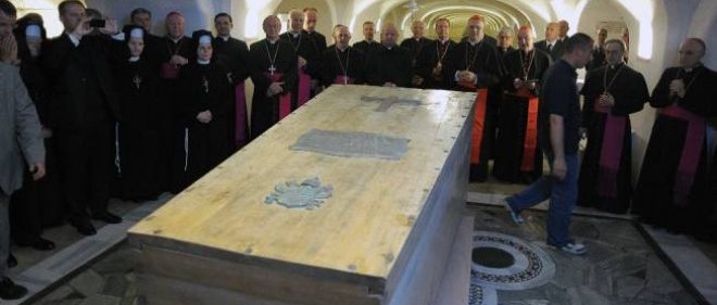 Photo De La Tombe De Jean Paul Belmondo Le cercueil de Jean-Paul II remonté de la crypte de Saint-Pierre - Le Point