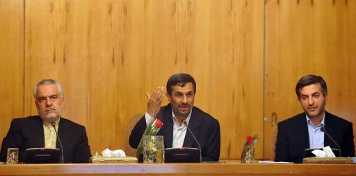 Le president Mahmoud Ahmadinejad a repris toutes ses activites lundi apres dix jours d'une crise politique a l'issue incertaine, qui l'a oppose aux ultra-conservateurs du regime abrites derriere le Guide supreme Ali Khamenei..