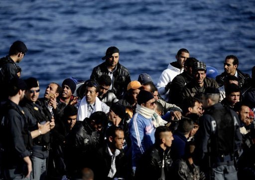 Des centaines de refugies fuyant la Libye et voyageant a bord de deux bateaux ont debarque sur l'ile de Lampedusa (Italie) samedi, ont annonce les garde-cotes de l'ile ou des milliers de Libyens sont deja arrives au cours des dernieres semaines.