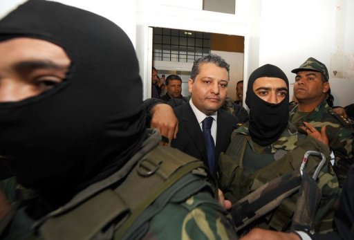 Imed Trabelsi, neveu de l'epouse du president tunisien dechu Ben Ali, a ete condamne a 2 ans de prison ferme pour consommation de stupefiants, a indique a l'AFP une source judiciaire, annoncant ainsi la premiere condamnation d'un membre de l'ex-famille presidentielle.