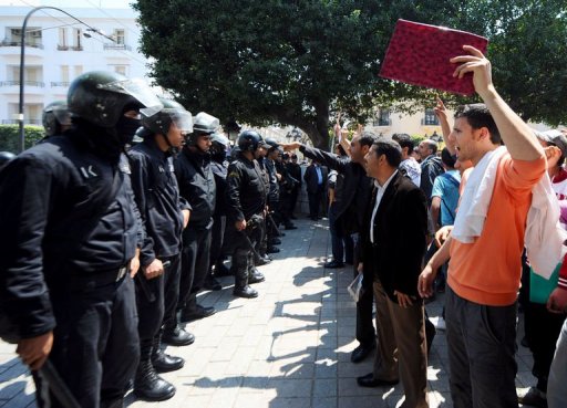 Quinze journalistes -hommes et femmes- travaillant pour des medias tunisiens et internationaux ont ete brutalises par des policiers lors de la couverture de manifestations anti-gouvernementales jeudi et vendredi a Tunis, selon le SNJT. Ils ont ete victimes de coups violents, d'insultes et se sont vu confisquer leurs appareils photo et cameras.