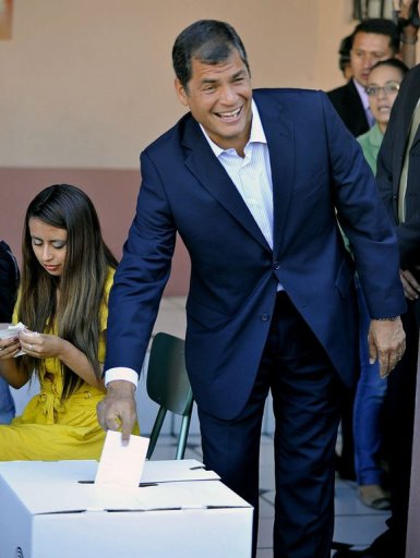 Rafael Correa, un proche allie du president venezuelien Hugo Chavez qui qualifie souvent la presse privee de "mediocre" et "corrompue", veut egalement interdire les investissements du secteur financier dans la presse et vice-versa.