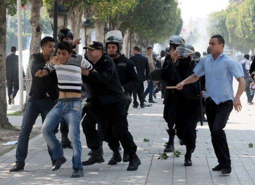 Dans le coeur de Tunis, de nouveau enveloppee par d'epaisses fumees de gaz lacrymogenes, la police a disperse une nouvelle manifestation anti-gouvernementale. La veille, elle avait violemment disperse des manifestants qui reclamaient la "demission" du gouvernement.