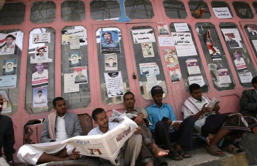 Deux eleves qui participaient samedi a une manifestation appelant au report des examens de fin d'annee ont ete tues par balles par les forces de securite au Yemen, a al-Maafer, au sud de Sanaa, ont annonce les organisateurs.