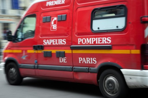 Un homme a ete tue, une femme est portee disparue et deux autres personnes ont ete hospitalisees apres une explosion due au gaz samedi dans un petit immeuble d'habitation d'Aubergenville dans les Yvelines, a-t-on appris aupres de la prefecture et des pompiers.