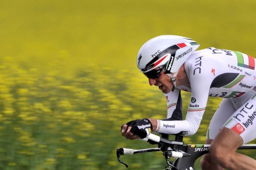 La formation HTC a remporte la premiere etape du Tour d'Italie cycliste, un contre-la-montre par equipes de 19,3 kilometres, samedi a Turin, ou l'Italien Marco Pinotti a endosse le maillot rose de leader.