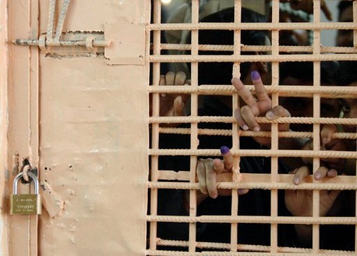 Dix prisonniers soupconnes pour certains d'appartenir a Al-Qaida et quatre policiers ont peri dans la nuit lors d'une mutinerie dans un centre de detention a Bagdad, a annonce dimanche matin un haut responsable des services de securite.
