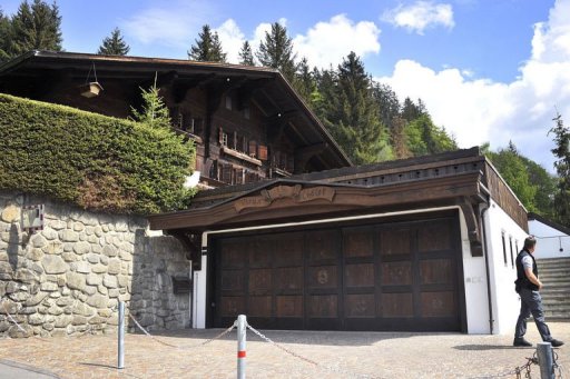 Dimanche, les abords du "Vieux Chalet", sa residence qui surplombe la celebre station de ski de Gstaad, etaient deserts a l'exception de deux gardes de securite, a constate un photographe de l'AFP.