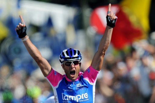 L'Italien Alessandro Petacchi (Lampre) a remporte au sprint la 2e etape du Tour d'Italie cycliste, dimanche, a Parme, devant le Britannique Mark Cavendish (HTC) qui a revetu le maillot rose de leader.