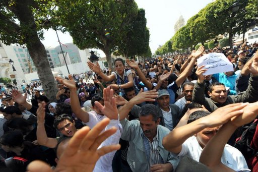 Le coeur de Tunis a de nouveau ete dimanche le theatre d'une confrontation entre manifestants anti-gouvernementaux et policers au lendemain de l'imposition d'un couvre-feu qui n'a pas empeche de nouvelles violences dans une banlieue pauvre de la capitale tunisienne, a constate l'AFP.