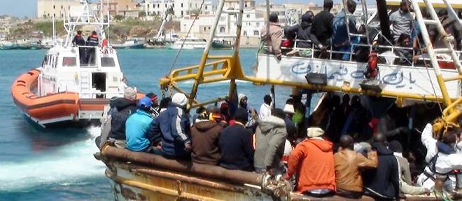 Les refugies libyens affluent vers l'Italie dans des bateaux en mauvais etat.