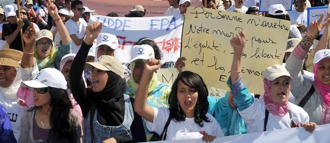 Les manifestants demandent au regime de ne pas oublier les reformes apres l'attentat qui a frappe la ville de Marrakech. 