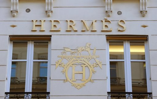 Un sac "Kelly" d'Hermes en crocodile rouge braise a ete vendu jeudi aux encheres pour la somme de 54.000 euros (frais compris), signant un record mondial pour ce modele, a annonce la maison Artcurial.