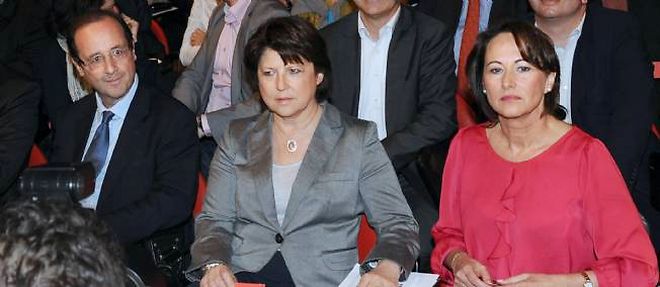 Francois Hollande, Martine Aubry et Segolene Royal adoptent le projet du PS pour 2012, le 9 avril 2011 a La Villette (Paris).