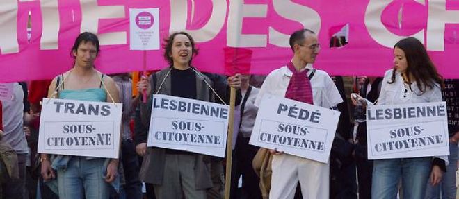 Des membres du "Collectif pour l'egalite des droits" manifestent pour denoncer l'homophobie et la transphobie. 