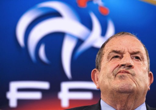 Le president de la federation francaise de football Fernand Duchaussoy a annonce mercredi qu'il etait candidat a sa succession lors du scrutin du 18 juin, avec l'objectif de "rassurer, rassembler et reformer".