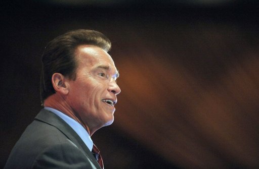 Arnold Schwarzenegger, qui a revele cette semaine avoir eu un enfant avec une employee de maison, a decide de mettre son travail aux studios de cinema entre parentheses afin de regler ses problemes familiaux, a indique un avocat de la star jeudi.