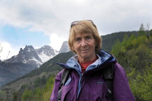 Premiere Francaise guide de haute montagne, Martine Rolland a gravi les plus hauts sommets de la planete. A 63 ans, elle poursuit ses ascensions loin de l'effervescence suscitee par son entree dans un monde alors reserve aux hommes.