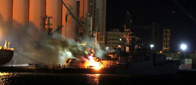 Jeudi vers minuit (heure de Paris), un navire etait toujours en feu dans le port de Tripoli. 