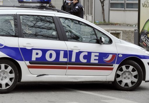 La garde a vue entamee samedi d'un homme soupconne d'avoir procede a des attouchements, mardi a Blanquefort (Gironde), sur une fillette de 10 ans, a ete prolongee, a indique dimanche le parquet de Bordeaux.