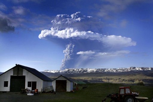 L'espace aerien islandais a ete temporairement ferme dimanche matin en raison de l'eruption du volcan le plus actif du pays, qui a declenche un immense panache de fumee, ont annonce les autorites aeroportuaires (Isavia).