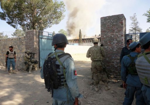 Les forces de securite ont donne l'assaut dimanche au quartier general de la police routiere a Khost, dans l'est afghan, ou des "kamikazes" sont retranches depuis la matinee, a annonce le chef de la police pour la province de Khost.