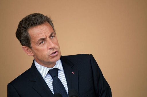 A moins d'un an de la presidentielle, Nicolas Sarkozy va trouver, avec le sommet du G8 a Deauville, l'occasion d'afficher son volontarisme devant les principaux responsables politiques de la planete et du meme coup de tenter de rehausser sa popularite aupres des Francais.