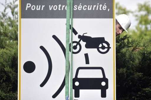 Le ministre de l'Interieur Claude Gueant a annonce dimanche le deploiement d'un "millier de radars pedagogiques" indiquant la vitesse "des la semaine prochaine" mais "sans sanction" pour les automobilistes.