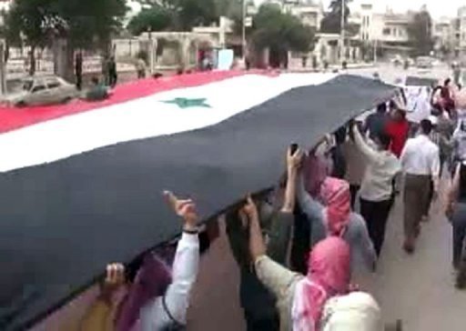 Les Syriens se preparaient dimanche a une nouvelle journee de funerailles au lendemain de la mort d'au moins cinq personnes tuees par les forces de securite a Homs (centre) lors des obseques de victimes tombees vendredi pendant des manifestations anti-regime ayant fait 44 morts.
