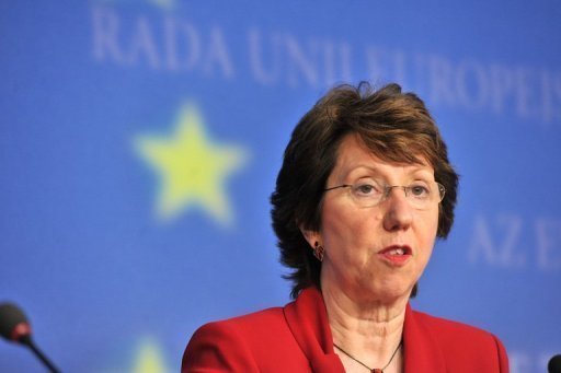 La chef de la diplomatie europeenne Catherine Ashton a promis dimanche aux rebelles libyens que les 27 les soutiendraient aussi longtemps que souhaite, lors d'une visite a Benghazi, dans l'Est de la Libye, ou elle devait inaugurer une representation de l'UE.