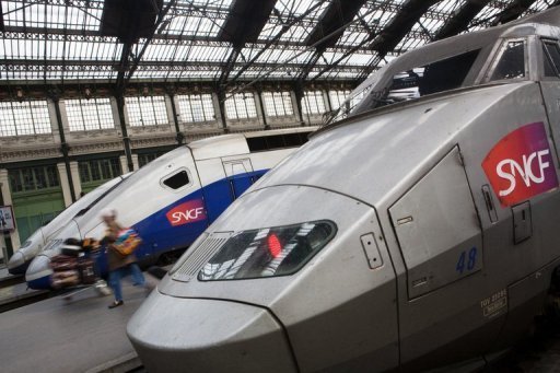Le trafic SNCF etait perturbe dimanche apres-midi dans la region Rhone-Alpes du fait de l'exercice du droit de retrait par des controleurs apres une serie d'agressions dans des trains, a-t-on appris aupres de la SNCF et de source syndicale.