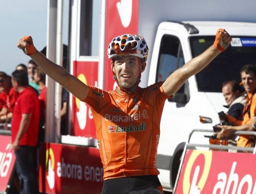 L'Espagnol Mikel Nieve (Euskaltel) a remporte en solitaire la 15e etape du Tour d'Italie cycliste, dimanche, au refuge Gardeccia dans le val di Fassa, ou l'Espagnol Alberto Contador (Saxo Bank) a conserve le maillot rose de leader.