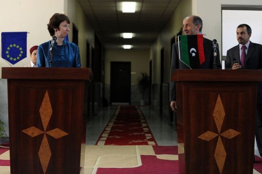 Mme Ashton a affirme lors d'une conference de presse commune avec Moustapha Abdeljalil, le president du Conseil national de transition (CNT), l'organe des rebelles: "Nous voulons soutenir (la rebellion) pas seulement maintenant, mais aussi longtemps que le peuple de Libye souhaitera que nous soyons la".