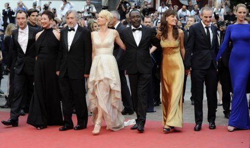 La derniere montee des marches de la 64e edition du Festival de Cannes a debute dimanche soir vers 18h15, environ une heure avant la ceremonie de cloture ou doit etre annonce le palmares