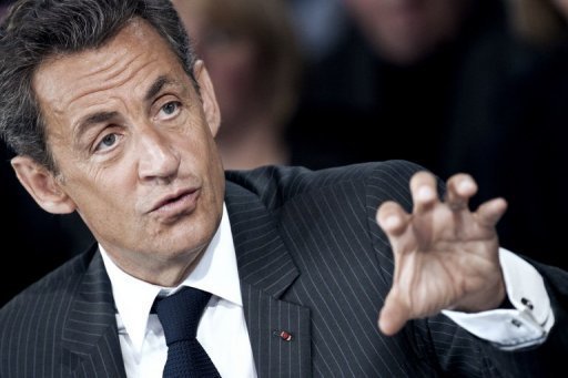 La popularite du president Nicolas Sarkozy a recule d'un point en 15 jours a 32% tandis que celle du Premier ministre Francois Fillon a progresse de deux points a 49% selon un sondages Viavoice - Liberation sur "la nouvelle donne politique apres l'affaire DSK".