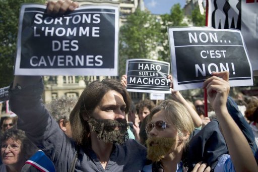 Quelque cinq cents personnes ont manifeste dimanche apres-midi devant le centre Pompidou a Paris pour protester contre le "sexisme" genere par l'affaire DSK.
