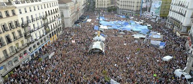 Plusieurs dizaines de milliers de personnes occupaient encore la Puerta del Sol, a Madrid, samedi.