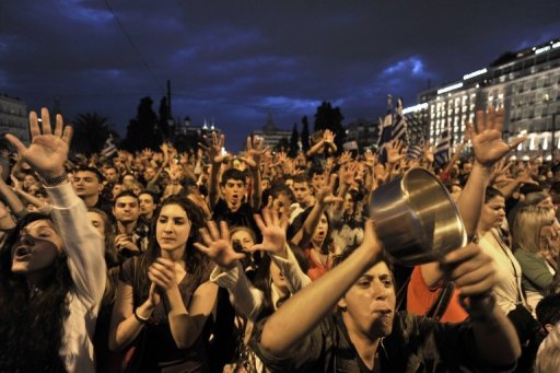 Plusieurs milliers de Grecs se sont rassembles jeudi pour la deuxieme soiree consecutive a Athenes et Salonique (nord), a l'appel d'un collectif les "Indignes" protestant, sur le modele espagnol, contre l'austerite imposee au pays.