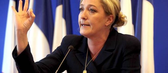 Marine Le Pen juge que la possibilite d'avoir une double nationalite contrarie la "cohesion nationale" francaise.