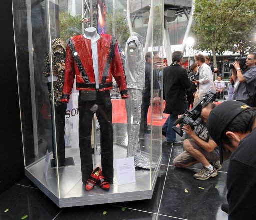 La veste rouge et noire que Michael Jackson arborait dans le clip de "Thriller" sera vendue aux encheres a l'occasion du deuxieme anniversaire de la mort du "roi de la pop", le 25 et 26 juin a Beverly Hills (Californie), parmi d'autres objets des Beatles, Madonna, Lady Gaga.