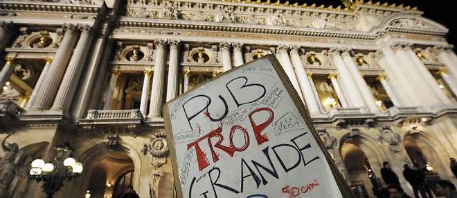 Des manifestants anti-pub protestent contre les affichages geants de l'Opera Garnier, le 26 fevrier 2010, a Paris.