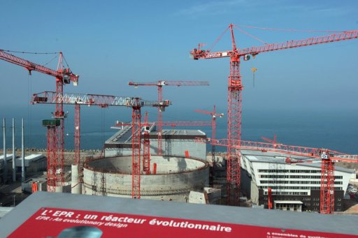 Un salarie de 32 ans est decede samedi apres-midi sur le chantier du reacteur nucleaire de troisieme generation EPR en construction a Flamanville (Manche), apres une chute d'une dizaine de metres, selon un communique d'EDF.