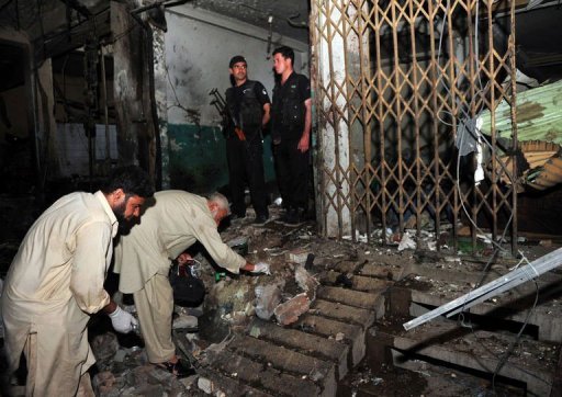 Trente quatre personnes ont ete tuees et plus de 80 blessees samedi dans l'explosion de deux bombes a Peshawar, dans le nord-ouest du Pakistan, a annonce samedi soir la police.