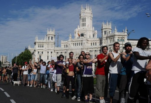 Apres quatre semaines qui ont transforme la Puerta del Sol, a Madrid, en un symbole du malaise de l'Espagne face au chomage et a la crise, les jeunes "indignes" demontent leur campement dimanche en promettant de continuer a faire entendre leur voix.
