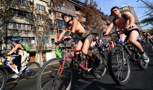 Quelque deux cents personnes ont participe samedi a la premiere randonnee cyclo-nudiste organisee au Chili pour demander un plus grand respect des droits des cyclistes, a constate un journaliste de l'AFP.
